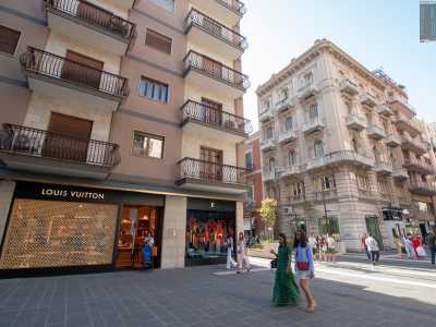 Qui si cominciano a notare i contrasti architettonici comuni a tutto il quartiere Murat, con eleganti edifici di inizio secolo che fanno a pugni con nuovi palazzi costruiti senza criterio negli anni 70 e 80